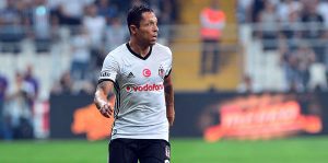 Adriano 300x149 - Adriano takımdan ayrılacak mı?