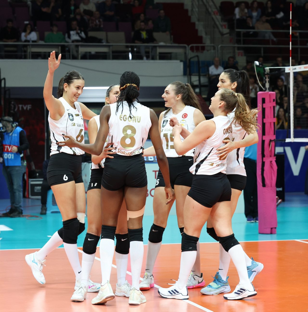 VakıfBank lige 10. kez üst üste kazandı