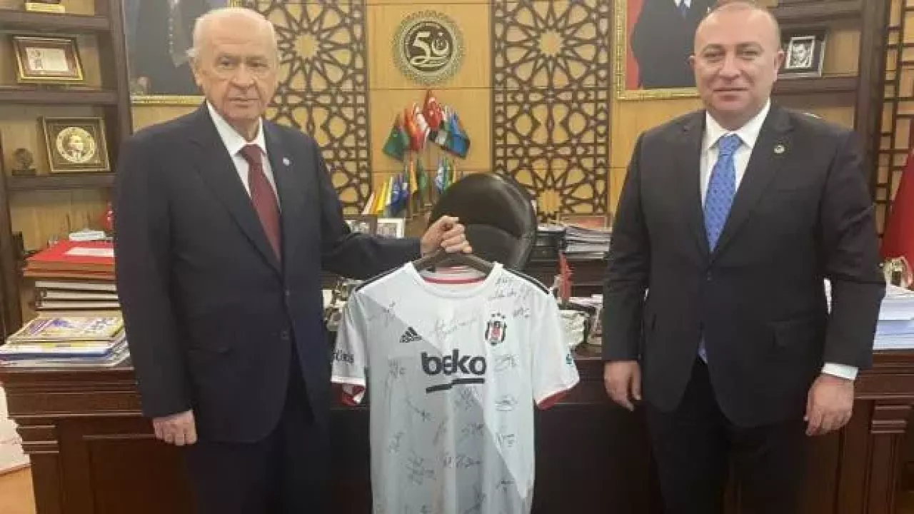 Devlet Bahçeli, Beşiktaş üyeliğinden ayrıldı